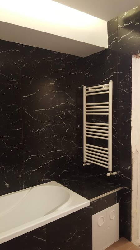 Finisaje interioare baie cu faianta neagra marmorata