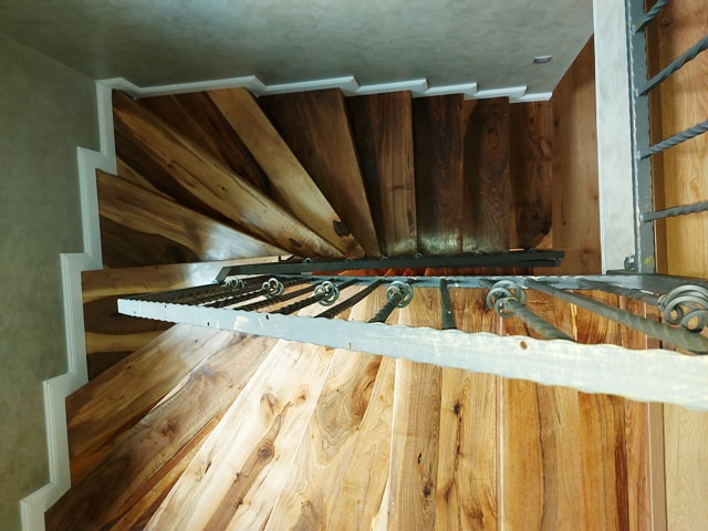 trepte placate cu lemn de nuc